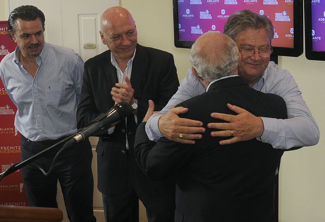 Lifschitz se abraza con su compañero de fórmula. Bonfatti también celebra. Buena cosecha del gobernador.