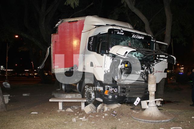Un camión siguió de largo y terminó sobre la plaza Colón