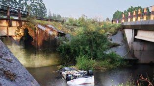 Un auto Toyota Corolla cayó desde un puente de la ruta 14, bajo una lluvia torrencial, caida el jueves en la región.&nbsp; &nbsp;