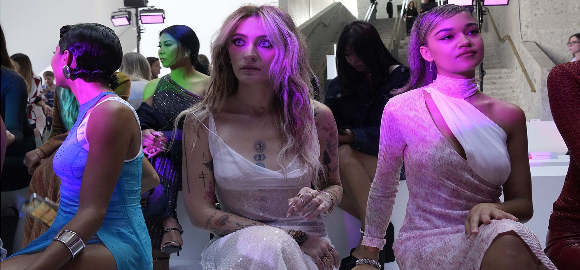 Paris Jackson, centro, asiste al desfile de modas femeninas Primavera Verano 2023 de Missoni en Milán, Italia, el viernes 23 de septiembre de 2022.