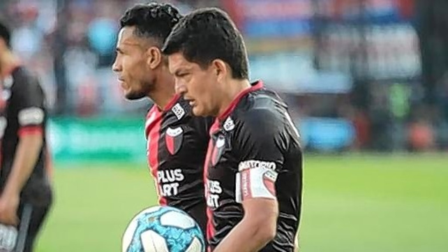 El DT de Colón Eduardo Domínguez pretende sumar un delantero ante la posible salida del Pulga Rodríguez y la lesión de Wilson Morelo.