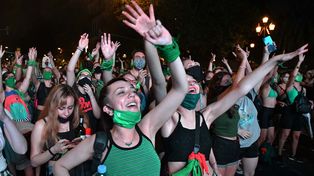 Emoción en los festejos en Argentina por la legalización del aborto