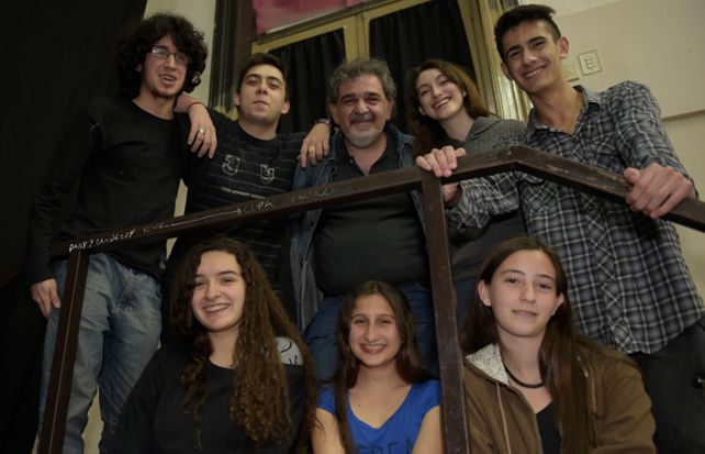 Cómplices. Alejandro Pérez Leiva y los chicos que trabajan junto con él en la adaptación y puesta en escena de clásicos de la escena universal. (Alfredo Celoria / La Capital)