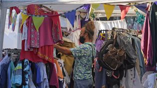 La feria de indumentaria de segunda mano empezó a recibir más clientes después de la pandemia.