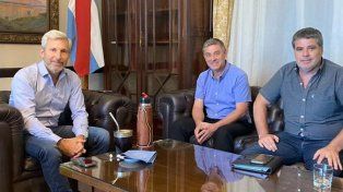 Los intendentes Zambón (centro) y Mendelovich (der) pidieron la continuidad de la oficina de Anses.