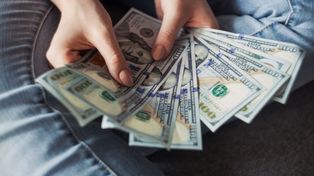 Los consumos en moneda extranjera con tarjeta de crédito y débito en pasajes y paquetes turísticos que superen los US$ 300 al mes pagarán una percepción extra del 25%.