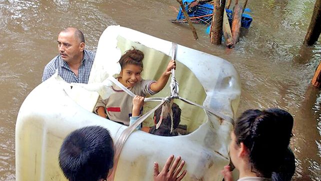 Una familia quedó aislada por el agua en Talita tras el temporal