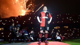 De cara a la gente. Maxi Rodríguez ante los hinchas de Newells.