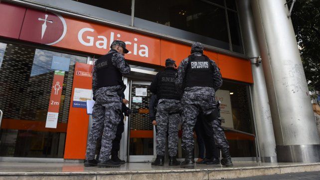 Detienen a una mujer sospechosa de llamar al 911 para alertar sobre falsas bombas en bancos
