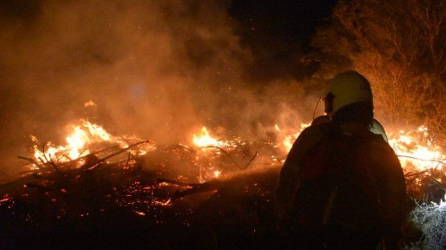 Bomberos voluntarios de Paraná y Crespo y Zapadores trabajaron durante cuatro horas para sofocar un incendio de pastizales en María Luisa&nbsp;