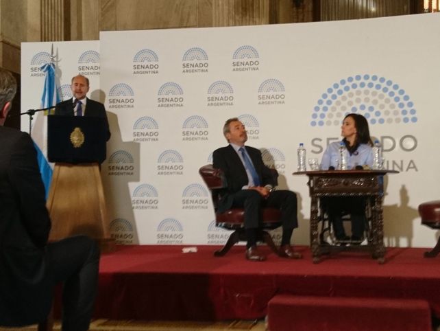 El senador Omar Perotti durante su discurso.