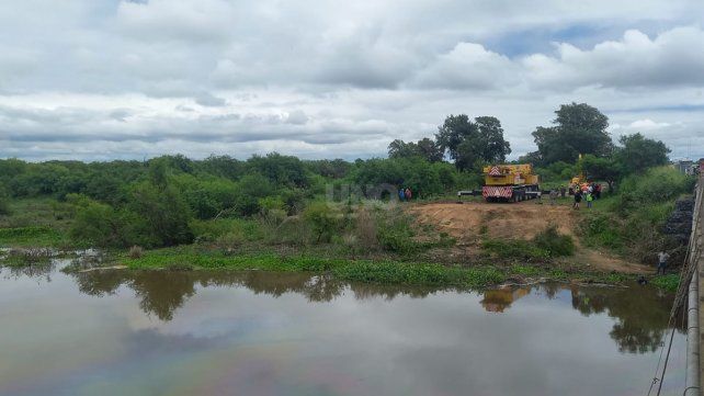 Continúan los tareas de búsqueda del chofer y rescate del camión que cayo en el arroyo Miní