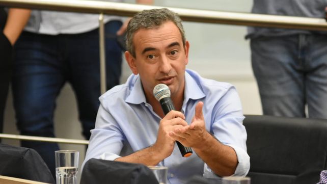 El intendente Javkin volvi&oacute; a sentarse en una banca a la hora de las palabras.