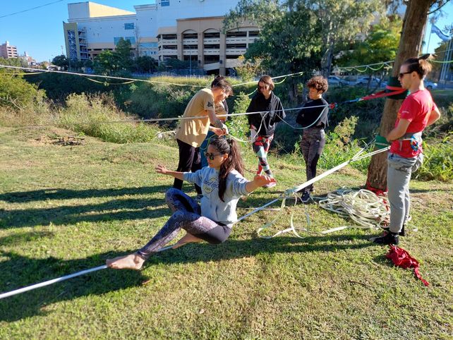 Rosario es la primera ciudad de Argentina en regular la práctica de slackline