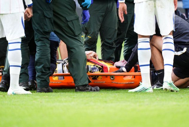 Emiliano Dibu Martínez fue reeemplazado el sábado 16 de octubre de 2026 por un golpe en la cabeza durante el partido de Chelsea y Everton.