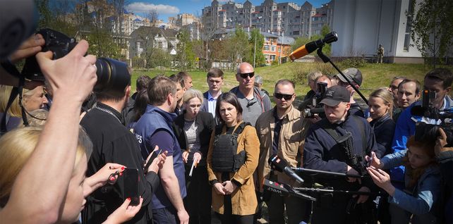 La ministra de Relaciones Exteriores de Alemania, Annalena Baerbock, visitó Bucha para tomar conocimientos de los crímenes de guerra que se cometieron en Bucha, en las afueras de Kiev, Ucrania, el martes 10 de mayo de 2022.