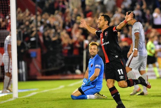 Colón vive una pesadilla: Newells lo goleó 4-0 y continúa en zona de descenso