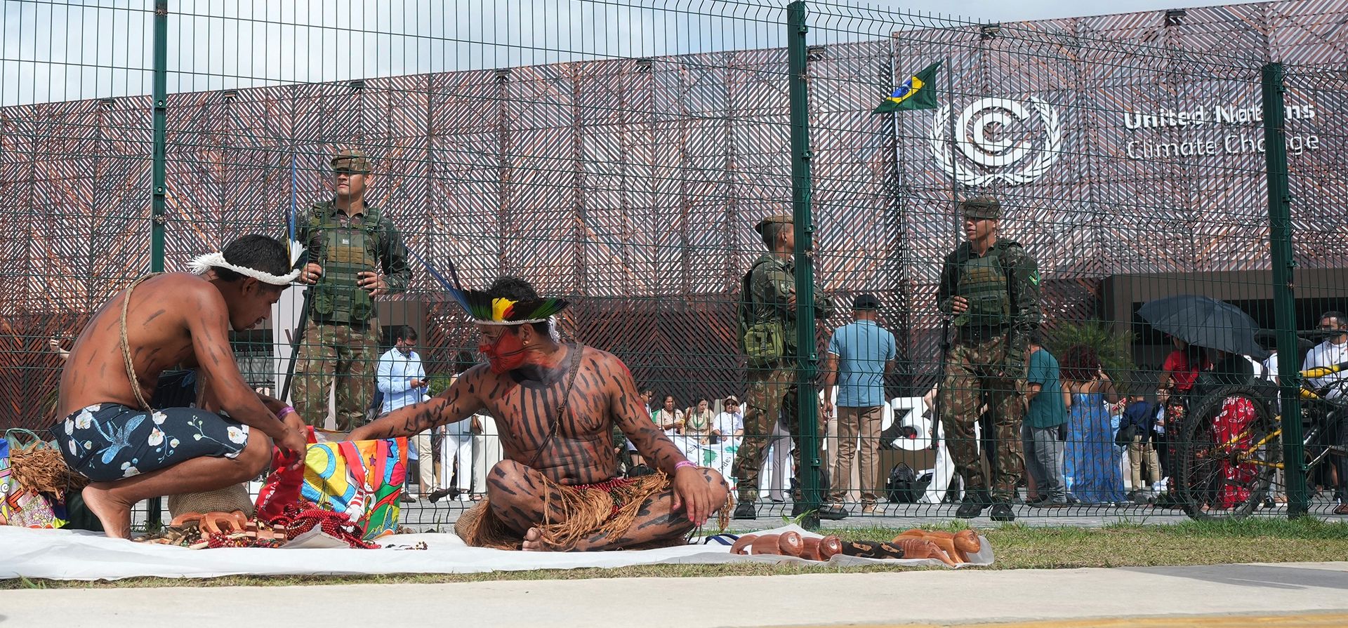 Vendedores indígenas se instalan fuera de la valla que rodea el recinto de la Cumbre del Clima COP30 de la ONU, el jueves 13 de noviembre de 2025, en Belém, Brasil. (Foto AP/Fernando Llano)