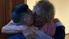 Dos potencias se saludan. Diego y el Trinche Carlovich se saludaron cuando se conocieron en febrero en Rosario. Dos potencias se saludan. Diego y el Trinche Carlovich se saludaron cuando se conocieron en febrero en Rosario.