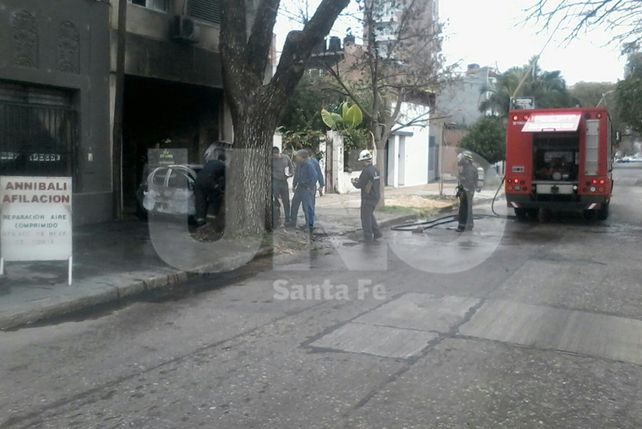 Un auto se incendió dentro de un taller de chapa y pintura