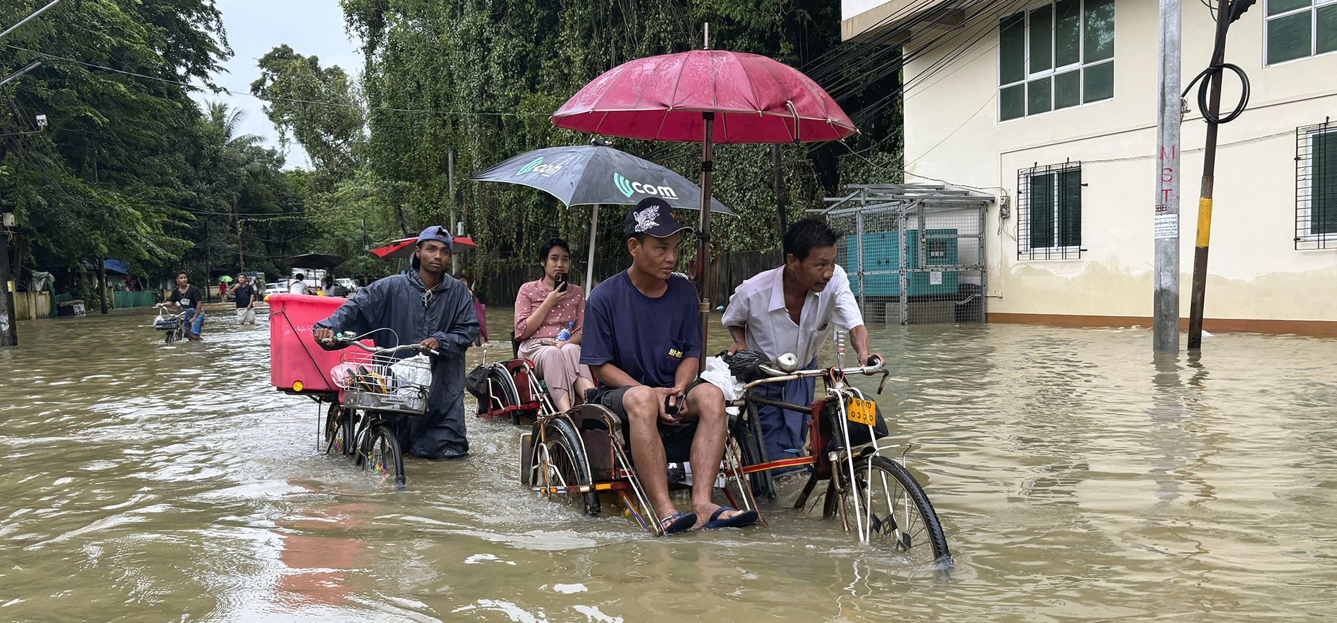 Pasajeros se desplazan en tricitaxi por una calle inundada por las fuertes lluvias el lunes 21 de octubre de 2024 en Yangon, Myanmar. (Foto AP/Thein Zaw) Pasajeros se desplazan en tricitaxi por una calle inundada por las fuertes lluvias el lunes 21 de octubre de 2024 en Yangon, Myanmar. (Foto AP/Thein Zaw)
