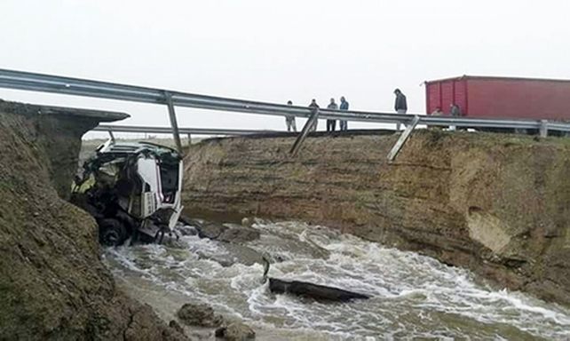 Garayalde. El puente cayó en la ruta nacional 3