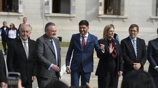 El gobernador Pullaro, junto a dirigentes de Unidos, a la salida de la Legislatura luego de dejar inaugurado el período ordinario de sesiones.