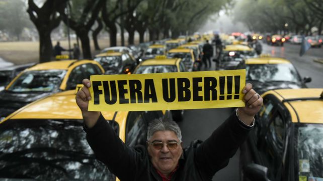 Los taxistas coparon Oroño y Cochabamba.