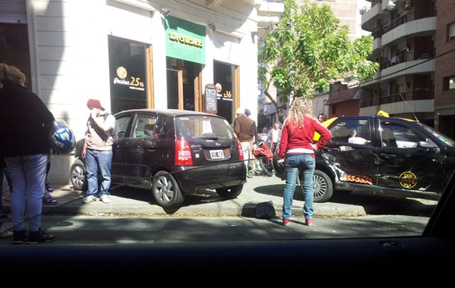 Una joven herida tras violento choque entre un auto y un taxi en 9 de ...
