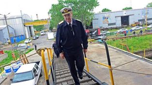 Relevan al jefe de la Armada y siguen buscando buque