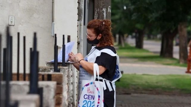Las pecheras de los censistas llevan un número de teléfono donde se puede llamar para buscar información.