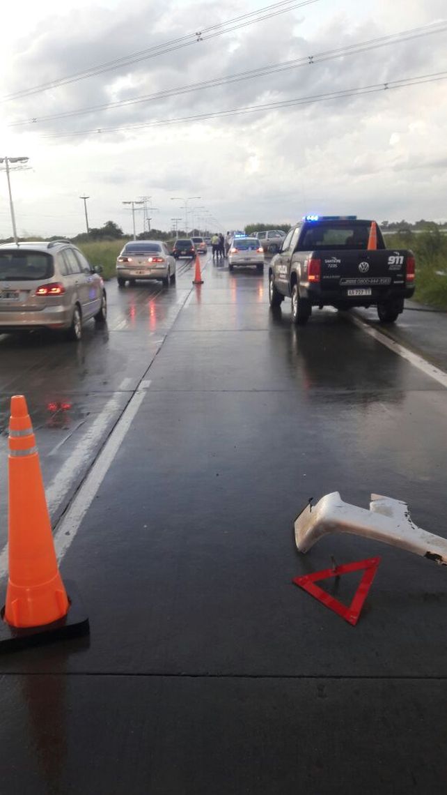 Una camioneta se despistó y chocó un guardarail en la ruta 168