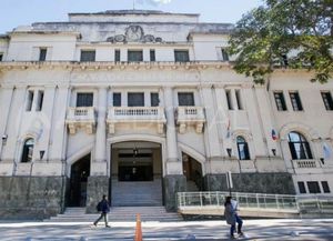 Le gatilló en la cara a su ex, se trabó el arma y la apuñaló: quedó preso por intento de femicidio