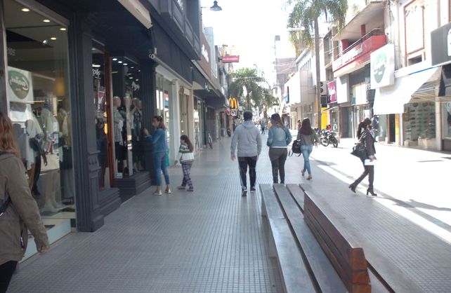 A media máquina, abrió el comercio santafesino