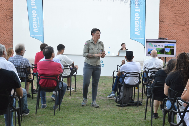 La técnica en turismo costarricense, Stephanie Mory, colabora en el diseño de un plan de turismo para el espejo de agua venadense.