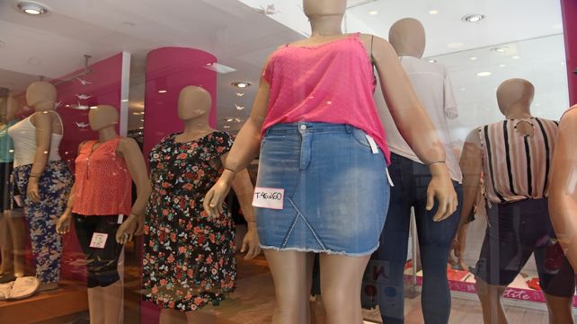 En la ciudad escasean los negocios que ofrecen todos los talles de ropa y los comerciantes se envían clientes entre sí.
