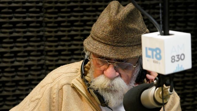Bigote revela que la radio es lo que lo mantiene vivo desde hace décadas.