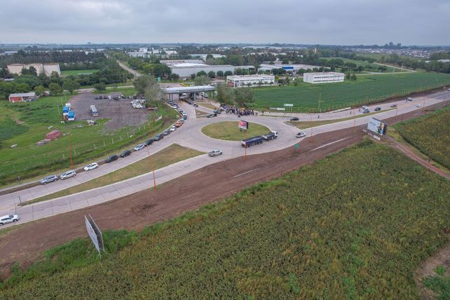 Inauguraron la rotonda del Parque Industrial de Alvear y firmaron el convenio para pavimentar Piedrabuena