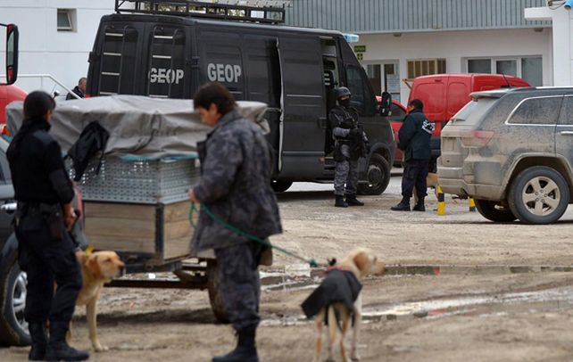 Puerto Madryn. La policía chubutense decomisaba anoche la droga en un procedimiento de la Justicia federal.