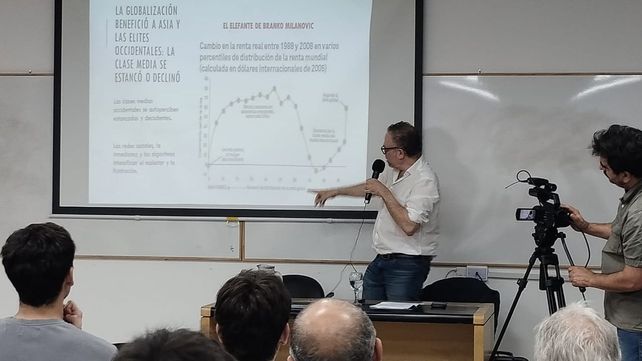 El economista Matías Kulfas dio una conferencia en la Facultad de Ciencias Económicas (UNR) organizada por UxU.