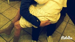 La foto de un joven con su abuela enferma en brazos se viralizó en las redes sociales