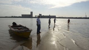 La bajante del río, que ya llegó a 49 centímetros por debajo del nivel cero, muestra un espectáculo extraño frente a la zona sur de Rosario. Desde la costa, nada parece ser distinto, pero lo que se ve como río puro, son por momentos prácticamente charcos, para que la gente pueda caminar casi por el medio del Paraná.