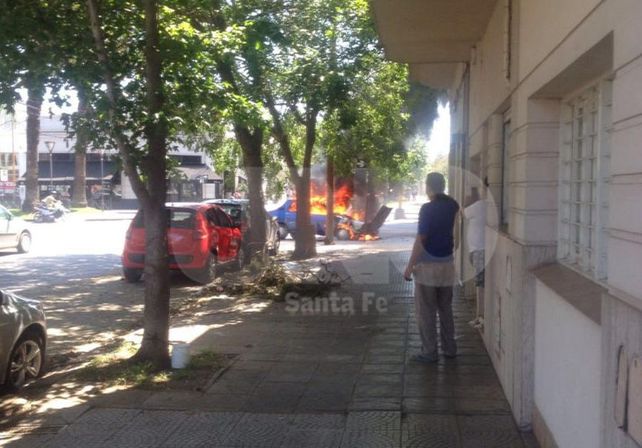 Daños totales: se incendió un auto en Bulevar