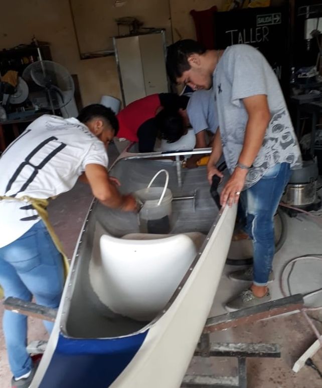 Expertos. En la escuela del Puerto tienen gran experiencia en trabajos con plástico reforzado.