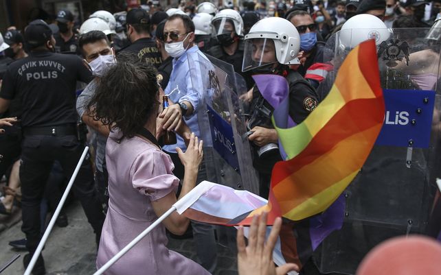 Manifestantes son detenidos por la policía en el centro de Estambul. La policía utilizó gas lacrimógeno para dispersar a la multitud y detuvo a decenas de activistas LGTBI mientras cientos desafiaban la prohibición de organizar un evento de orgullo gay.