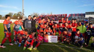 Los jugadores de Central Córdoba celebran la goleada y el pase de ronda en Copa Santa Fe.