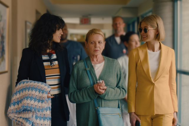 Dianne Wiest (centro) junto a Eiza González y Rosamund Pike: la presa y sus predadoras.