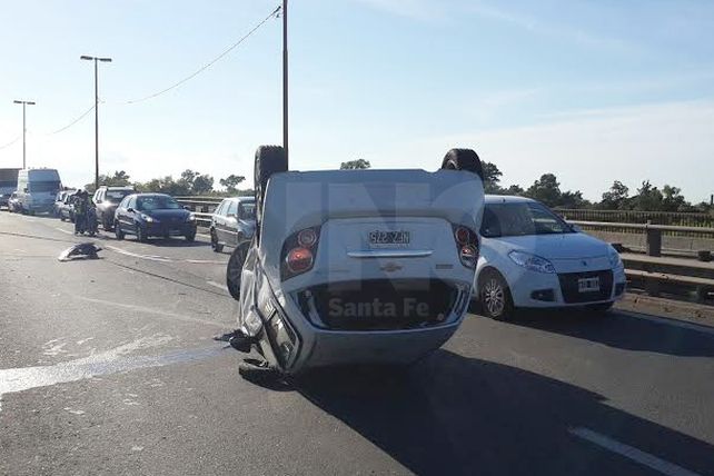 Una mujer herida por el vuelco de un auto sobre la ruta 168