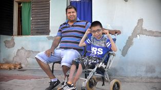 Javier Albornoz luchó 2 años para poder tener el exoesqueleto para su hijo. Foto&nbsp;UNO&nbsp;Mateo Oviedo