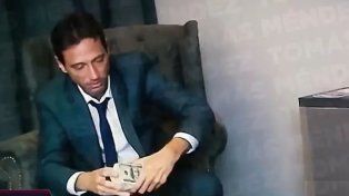 Marcelo Moretti y su polémico momento guardándose los 25.000 dólares.